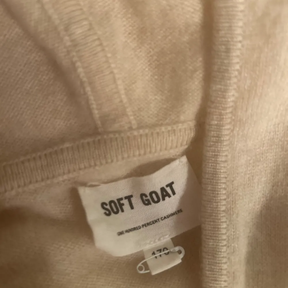 Säljer denna fina soft goat zip hoddien då den inte kommer till användning❤️❤️ Skriv privat vid frågor och fler bilder🫶🏻. Stickat.