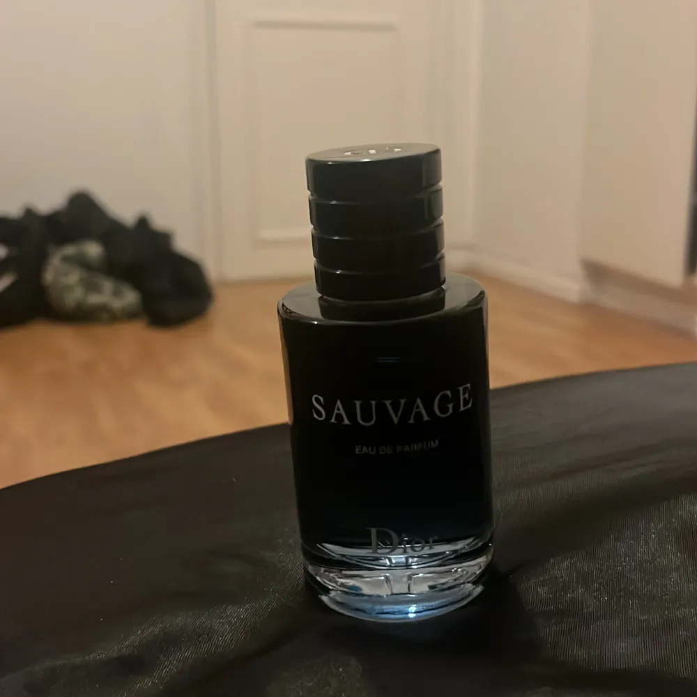 Det är runt 45-50 ml kvar i flaskan . Accessoarer.