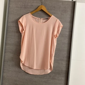 Blus - En riktigt snygg rosa blus aktig tröja som passar till riktigt mycket och är perfekt nu till våren