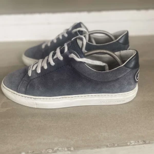 Jacob Cohen skor - INTRESSEKOLL. ett par riktigt feta trendiga  jacob cohen skor i  mocka, säljs inte längre och retail pris är 5999kr. skicket är 9/10 och är riktigt fina, hör av er vid frågor&bilder