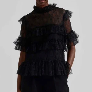 By malina blus - Säljer min By malina blus i färgen svart, sparsamt använd och i storlek S. Ny pris 1 800 kr. Kontakta mig vid frågor eller fler bilder!💕