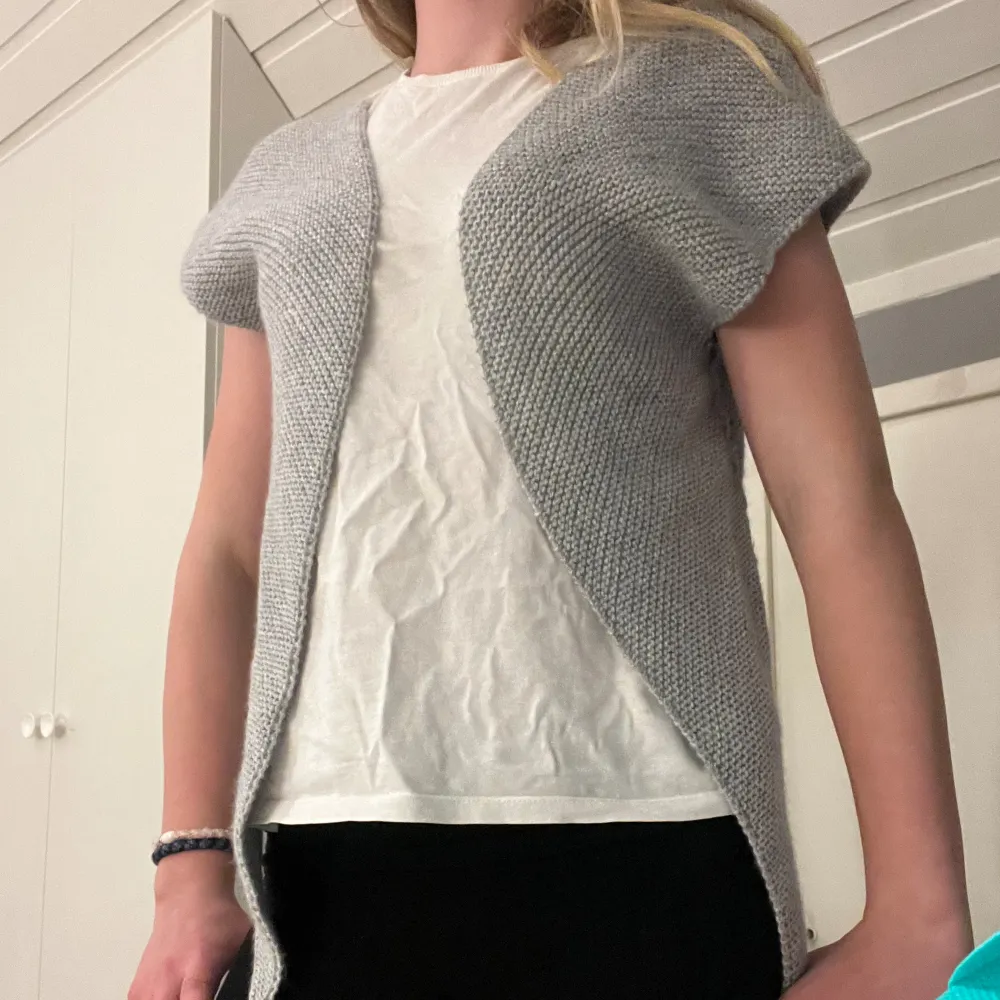 En super snygg fin stickad tröja i super bra skick helt ny, alldrig än andvänt själv och har knappts andvänds av förra ägaren från sellpy. Skriv för fler frågor💕. Neuletakit & Villapaidat.