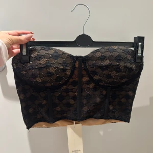 Korsettopp - Säljer min oanvända korsett från raglady (prislapp kvar) då dne inte kommer till användning. Storlek M/L. 