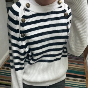 Randig tröja - Mysig randig stickad tröja från mango 