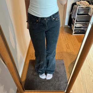 Säljer dessa sjukt snygga mörk grå Levis jeans då de inte kommer till användning!!🩷🫶🏼 Jag är 160cm och de passar väldigt bra i längd (även lite långa), de är storlek W25 L32. 💕 Nyköpta kostade jeansen ca 1000kr🫶🏼Du betalar för frakten!!  