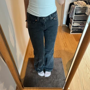 Levis jeans  - Säljer dessa sjukt snygga mörk grå Levis jeans då de inte kommer till användning!!🩷🫶🏼 Jag är 160cm och de passar väldigt bra i längd (även lite långa), de är storlek W25 L32. 💕 Nyköpta kostade jeansen ca 1000kr🫶🏼Du betalar för frakten!!  