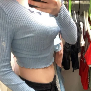 långarmad crop top  - blå kort långarmad tröja, tunnt material, vågig krage samt tröj ärm