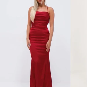 Superfin balklänning  - Jätte fin Balklänning som jag andvände en gång förra året, som fortfarande är i fint skick. Köpte den för 1099kr.