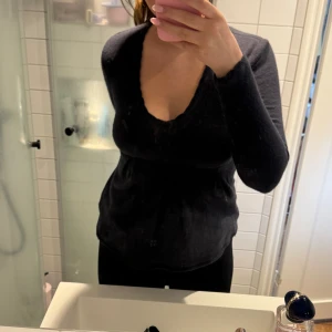 Stickad tröja - Så fin stickad tröja som inte kommit till användning. Tyvärr vet jag inte märket på tröjan💖💖