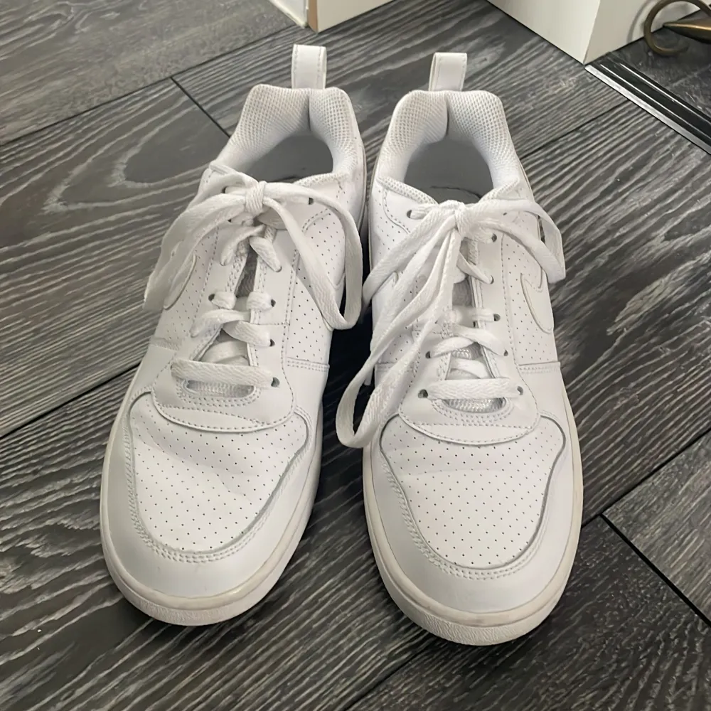 Vita skor från Nike i storlek 37,5. Endast testade så väldigt rena och fina fortfarande! Bara att höra av sig om det finns frågor🤗. Skor.