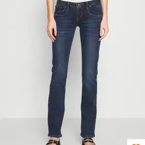 Supersnygga mörkblåa lågmidjade bootcut LTB jeans i modellen valerie. Skulle säga att den passar S/M. Använd fåtal gånger. Nypris 830kr. Skriv innan ni klickar på köp nu tack. ( lånade bilder från Zalando )