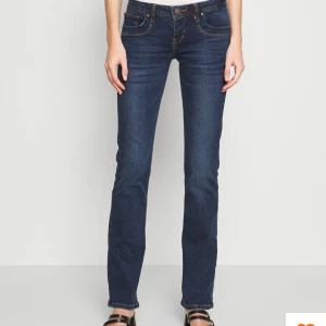Lågmidjade LTB jeans - Supersnygga mörkblåa lågmidjade bootcut LTB jeans i modellen valerie. Skulle säga att den passar S/M. Använd fåtal gånger. Nypris 830kr. Skriv innan ni klickar på köp nu tack. ( lånade bilder från Zalando )