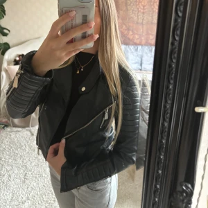 Skinnjacka  - Cool skinnjacka i nyskick säljes då den ej kommer till användning💚 
