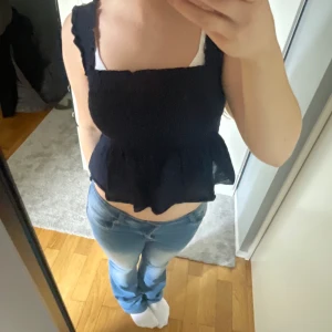 Linne med volang - Linne med volang från Uniqlo. Priset kan diskuteras! Linnet är i materialet linne och är super skönt och bekvämt. Är i super bra skick och ser ut som ny. Linnet är liten i storleken och passar xxs/xs/s även ifall det står s.