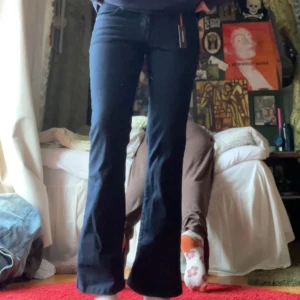Mörkblå jeans - Så snygga! Lågmidjade och utsvängda ben, stretchigt material så de är bekväma och helt nytt skick💗 midjemått 88cm. Är 173 och de går ner till lite över fötterna som på bilden. Meddela vid funderingar☺️