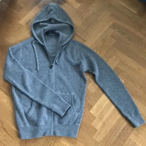 Kashmir hoodie Ralph lauren  - En skitsnygg Ralph lauren 100% Kashmir zip i perfekt skick. Storlek Small och nypris är över 4000kr och slutsåld överallt 