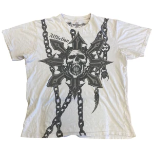 Affliction T-Shirt - Smått distressed Tisha från Affliction, saknar Rhinestones men är frf i väldigt bra skick, 🐦kom dm för fler bilder osv 