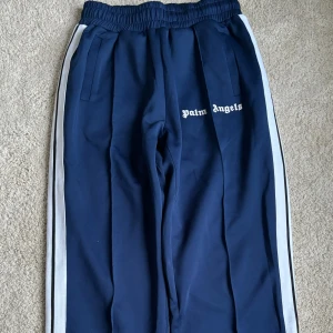Palm angels byxor - Palm angels byxor perfekt till våren. Endast testade fåtal gånger så skicket är som nytt. Priset går att diskutera vid snabb affär. Vid frågor och funderingar så hör gärna av dig till oss.  Mvh AL_closet