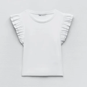 Topp - Säljer denna superfina volangtopp från zara💕produkten är slutsåld och i bra skick! 