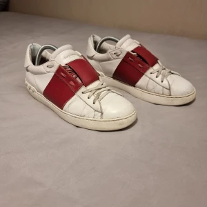 Valentino open - Sjukt feta valentino opens i fetaste färgen vinröd, i strl. 42. Desvärre inget OG. Tar  byten mot andra skor i strl 42/43, eller seriösa bud. Kan även lägga till en peng för rätt sko. Vid frågor eller fler bilder är det bara att skriva //Kba_Closet 