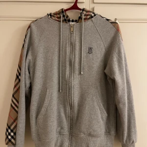 burberry tröja  - Tröjan är i bra skick. Använd fåtal gånger 