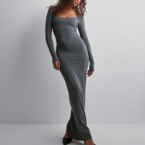 Klänning  - Säljer en klänning från Nelly, har testat en gång, så inprincip aldrig använd, säljer för att den va förkort för mig (är 171)