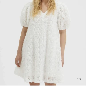 Vit studentklänning - Jättefin klänning från selected femme, prislapp kvar🥰