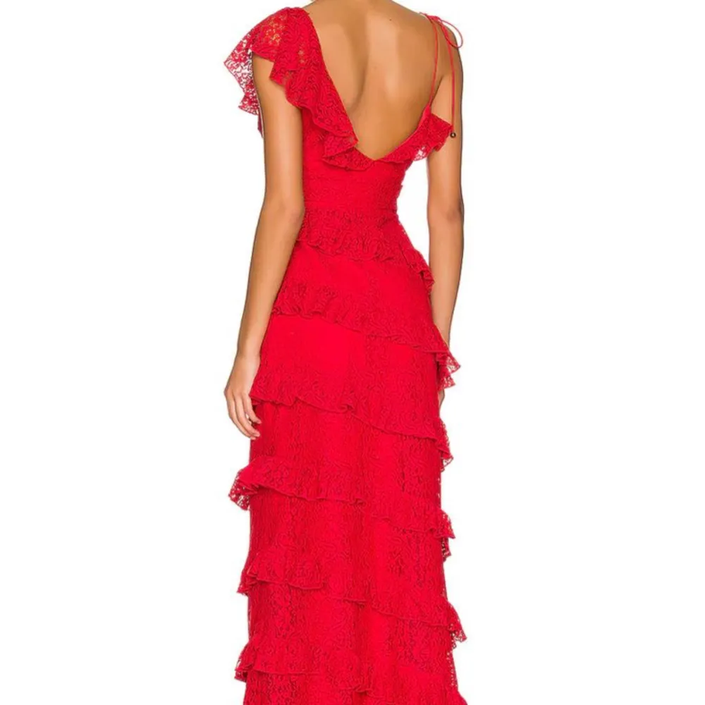 Säljer denna super fina balklänning som är helt oanvänd💕 Nypris är 2500kr och den är i storlek 36💕. Klänningar.