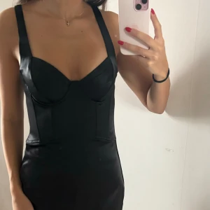 Svart miniklänning  - Storlek 34 använd 1 gång