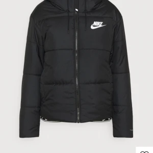 Nike Jacka - Säljer min nike jacka då den inte passar mig längre, köpte den i vintras alltså är den fortfarande väldigt ny. Skulle säga att det är en vanlig jacka, inte så ”tjock” jacka. Kontakta för fler bilder och pris kan även diskuteras 💕 ord pris ca 900-1000
