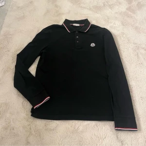 Moncler piké  - Moncler pike, super bra skick sparsamt använd, ÄKTA kom privat för mer info och bilder pris är ej hugget i Sten byten tas.