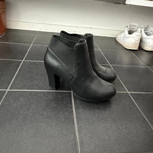Skor - Klackskor/boots😍 sjukt fina och stiliga! I väldigt bra skick!