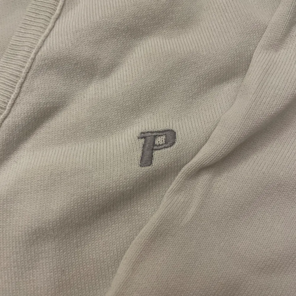 Säljer denna stickade tröja från peak performance då den inte kommer till användning längre. Den är i bra skick. . Tröjor & Koftor.