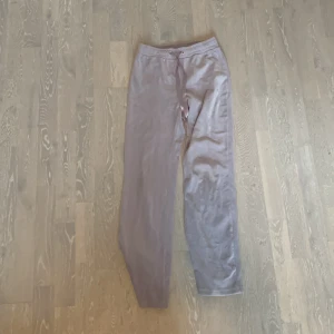  Lila byxor  - Fina lila byxor från Gina Tricot🩷