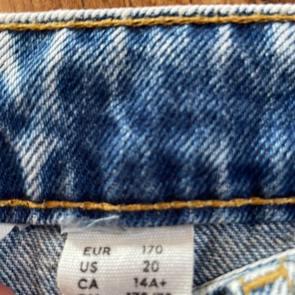 Hm jeans loose fit endast prövad så aldrig använda postar så fort jag kan efter du köpt jeansen köparen står för frakt✅📦. Jeans & Byxor.