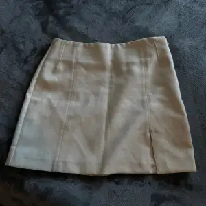 Jättefin kort kjol från zara! Finns tillhörande cropped kavaj också!