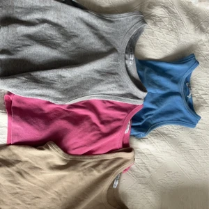 Ribbade toppar - ZARA - Ribbade toppar ifrån ZARA. ALLA i storlek L men små i storlekarna, skulle säga att de passar en M. Väl använda men i hyfsat bra skick förutom lite noppror på den rosa och den blå, samt lite trådsläpp på den gråa och den beiga. Köp en för 15 kr eller alla för 47 kr. Pris kan diskuteras!