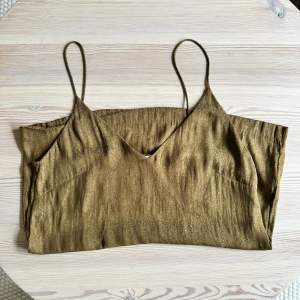Olivgrönt silkigt linne som skiftar i brons. Tunt och ser lyxigt ut. Perfekt till sommaren 🤎  Material polyester