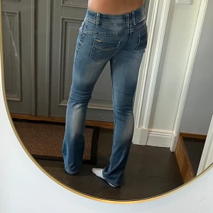 Lågmidjade bootcut jeans - Lågmidjade jeans från Monday som jag har sytt om till bootcut (kom privat för fler bilder). Kan inte hitta storlek men skulle säga S/M. Passar mig som är 172 och brukar ha S eller M. Tvärs över midjan är 37 cm + stretch och innerbenslängden är 82 cm.