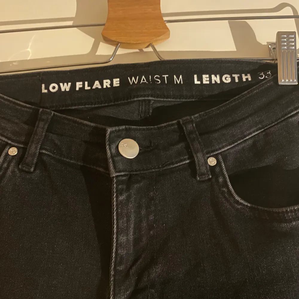 Ett par grå svarta jeans från Bik Bok (likadana som inlägget innan men i annan nyans). Aldrig använt och se storlek på bilden. Kom med prisförslag!🩶. Jeans & Byxor.