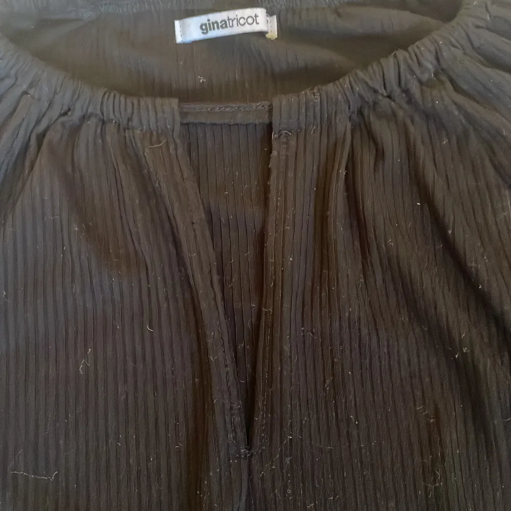 Svart tröja från Gina tricot storlek M . Tröjor & Koftor.