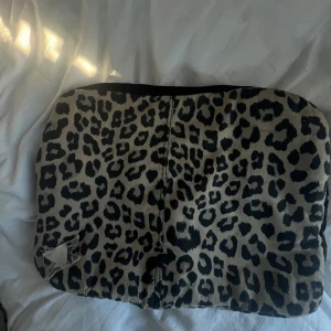 Datorfodral - Så fint datorfodral köpt av uf företag, får plats med dator +två ganska tjocka skolböcker så sjukt funktionellt fodral🙏🏽🥰