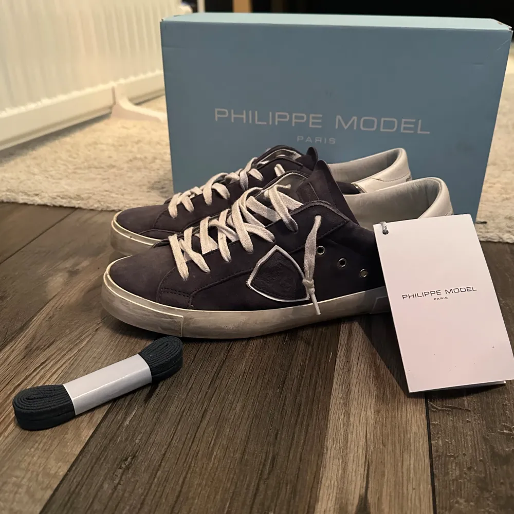 Intressekoll på mina eftertraktade Phillipe model skor!  Nypris: runt 4000kr, mitt pris 2900kr. Skick: 9/10, ser nästintill oanvända ut. Allt som ingår när man köper de nya ingår.  Tveka inte på att höra av dig vid eventuella frågor! . Skor.