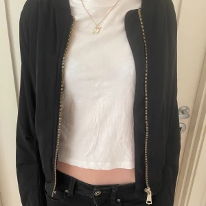 Bomberjacka - Supersnygg bomberjacka som är perfekt nu till våren och sommaren, nästan helt oanvänd och i jättebra skick!💕