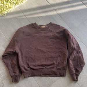 Sweatshirt  - Brun tröja från Gina tricot. Rensar därför jag säljer.❤️