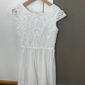 Vit klänning - Jättefin klänning att ha till konfirmation eller student. I storlek 36/38