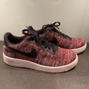Nike Air Force 1 Flyknit 2.0 - Nike Air Force 1 Flyknit 2.0 ”University red black. Fint skick i modell CI0051-600. Storlek 41