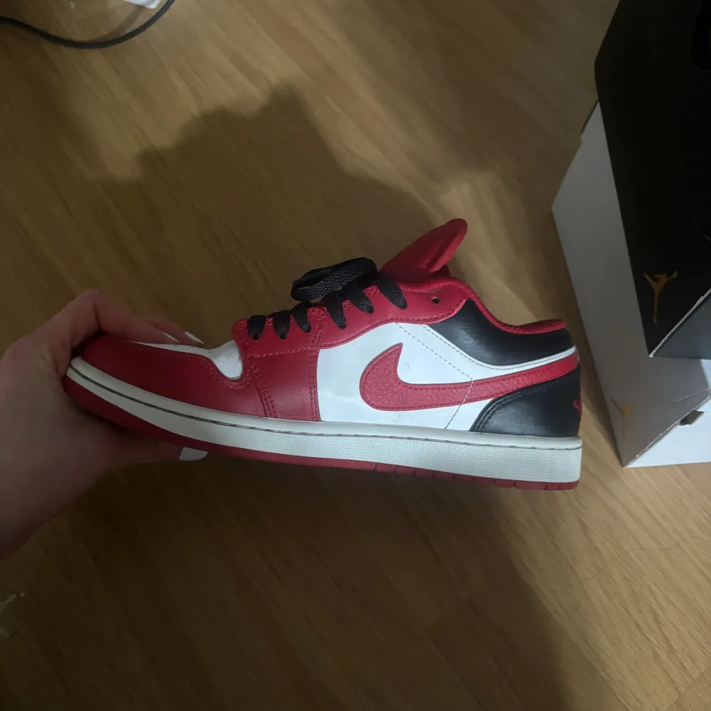 Säljer mina jordan 1 low färg: gym red, white, black. Köpte de i februari och har använt de 2 gånger men känner att de inte rikigt var min smak. Nypris: 1899kr. Som nya och de har inga defekter alls.. Skor.