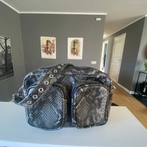 Väska - En fin och fräsch mörkgrön/grå väska💕