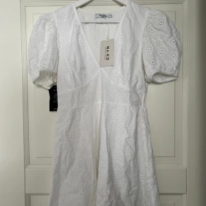 Studentklänning - Ej använd! Lapparna är kvar och säljer pågrund av att jag har hittat en annan klänning.   Denna är bekväm och jättesöt på.  Pris kan diskuteras, och köparen står för frakten. 😃